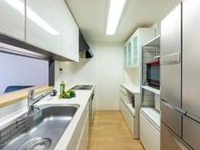 【神奈川県/川崎市川崎区中瀬】フォレシアム コンフォートタワー キッチン：対面式カウンターキッチン/上部収納有り