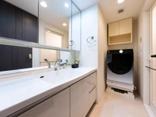 【神奈川県/川崎市川崎区中瀬】フォレシアム コンフォートタワー 洗面所：洗濯機置場上部吊戸棚/三面鏡裏収納