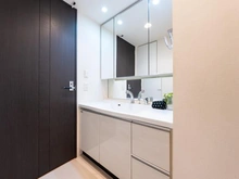 【神奈川県/川崎市川崎区中瀬】フォレシアム コンフォートタワー 洗面所：洗面化粧台の天板下部は観音開きと引出式収納