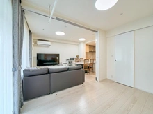 【神奈川県/横浜市西区北幸】シティハウス横浜 洋室：引戸を開けた様子/写真奥はLD/ウォークインクローゼット有り