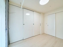 【神奈川県/横浜市西区北幸】シティハウス横浜 洋室：引戸を閉めた様子/ウォークインクローゼット有り