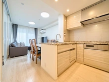 【神奈川県/横浜市西区北幸】シティハウス横浜 LDK：LDは床暖房付き/キッチンは食洗器・ディスポーザー・浄水器付き