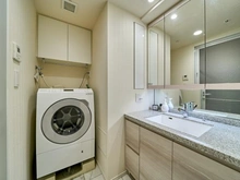 【神奈川県/横浜市西区北幸】シティハウス横浜 洗面所：三面鏡裏収納/リネン庫/洗濯機置場上部吊戸棚