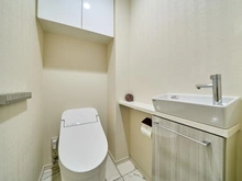 【神奈川県/横浜市西区北幸】シティハウス横浜 トイレ：手洗いカウンター付き/上部吊戸棚