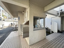 【神奈川県/横浜市西区西戸部町】ホーユウパレス野毛山公園 エントランス：吹き抜けのある風通りの良いエントランス部分