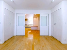 【神奈川県/横浜市都筑区高山】タンタタウン 9番街 洋室：戸を開けた様子
