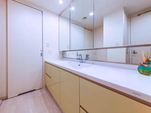 【神奈川県/横浜市都筑区高山】タンタタウン 9番街 洗面所：洗面台の下は観音開きと引出式の収納スペース