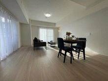 【神奈川県/横浜市中区石川町】東急ドエル・アルス横濱元町 リビング・ダイニング：二面採光/北東側・南東側の二面でバルコニーに面す