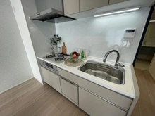 【神奈川県/横浜市中区石川町】東急ドエル・アルス横濱元町 キッチン：食洗機付き/浄水器付きシャワー水栓/三ツ口ガスコンロ