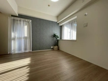 【神奈川県/横浜市中区石川町】東急ドエル・アルス横濱元町 洋室：二面採光/二か所のバルコニーに面す/一部アクセントクロス仕上げ