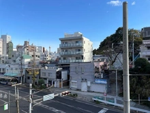 【神奈川県/横浜市中区石川町】東急ドエル・アルス横濱元町 眺望：北東側バルコニーから（ズーム機能無し）/横浜マリンタワーを臨む