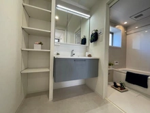 【神奈川県/横浜市中区石川町】東急ドエル・アルス横濱元町 洗面所：三面鏡裏収納