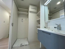 【神奈川県/横浜市中区石川町】東急ドエル・アルス横濱元町 洗面所：洗濯機置場上部に収納棚有り