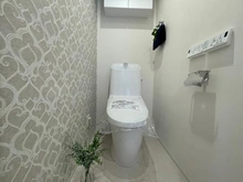 【神奈川県/横浜市中区石川町】東急ドエル・アルス横濱元町 トイレ：吊戸棚有り/温水洗浄保温便座/一部アクセントクロス仕上げ