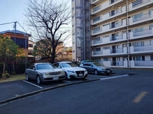 【神奈川県/藤沢市亀井野】六会駅前高層住宅 隣接駐車場（管理会社所有）（現地より約1m）：月額13,000円/個別に申し込みが必要です。