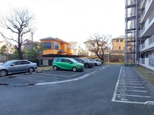 【神奈川県/藤沢市亀井野】六会駅前高層住宅 隣接駐車場（管理会社所有）（現地より約1m）：月額13,000円/個別に申し込みが必要です。