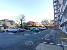 【神奈川県/藤沢市亀井野】六会駅前高層住宅 隣接駐車場（管理会社所有）（現地より約1m）：月額13,000円/個別に申し込みが必要です。