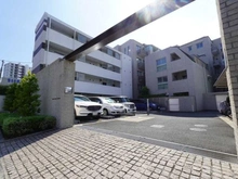 【神奈川県/藤沢市片瀬】プラウド湘南藤沢 駐車場：利用の際には月額料金がかかります。
