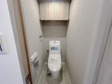 【神奈川県/茅ヶ崎市矢畑】レクセルガーデン茅ヶ崎 トイレ：壁付リモコン型の水洗トイレです