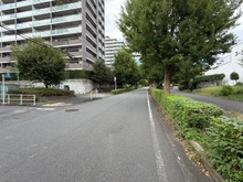 【東京都/多摩市諏訪】ブリリア多摩ニュータウン D棟 前面道路