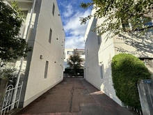 【神奈川県/平塚市八重咲町】チサンガーデンハウス八重咲 アプローチ