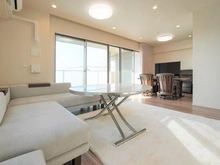 【神奈川県/茅ヶ崎市東海岸南】ヴェレーナグラン茅ヶ崎東海岸 LDK：奥:洋室　※家具・調度品は価格に含まれません