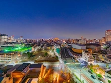 【東京都/新宿区富久町】富久クロスコンフォートタワー 眺望：バルコニーからの夜景（ズーム無）