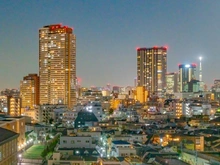 【東京都/新宿区富久町】富久クロスコンフォートタワー 眺望：バルコニーからの夜景（ズーム有）