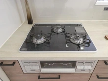 【東京都/新宿区西新宿】セントラルレジデンス新宿シティタワー キッチン：三口コンロ