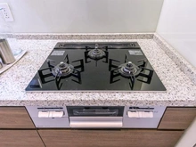 【東京都/新宿区北新宿】ジオ西新宿ツインレジデンス  イースト棟 キッチン：三口コンロ