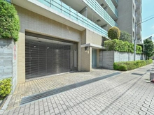 【東京都/渋谷区初台】プラウド代々木初台 駐車場出入口