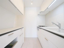 【東京都/渋谷区初台】フェアロージュ代々木 キッチン：背面にカップボードあり。食器や調味料などを収納することができます