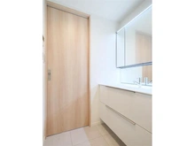 【東京都/渋谷区初台】フェアロージュ代々木 洗面室：白を基調としたデザインの洗面化粧台です
