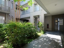【東京都/渋谷区初台】フェアロージュ代々木 エントランス：植栽の緑がアクセント