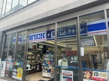【東京都/渋谷区代々木】ブランズ代々木 ローソンクオール代々木駅前店（現地より約20m）：ドラッグストア兼コンビニ