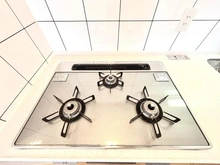 【東京都/新宿区市谷本村町】アトラス四谷レジデンス キッチン：三口コンロになります