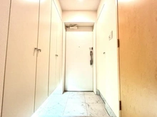 【東京都/新宿区市谷本村町】アトラス四谷レジデンス 玄関：シューズインクローゼット付きです。