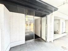 【東京都/新宿区市谷本村町】アトラス四谷レジデンス サブエントランス：ゴミ置き場からは、サブエントランスの方が近いです