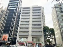 【東京都/新宿区大久保】新宿セントラルハイツ 外観：中央グレーの建物