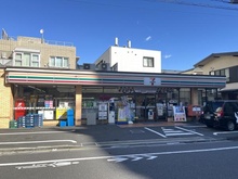 【東京都/新宿区新宿】ピアース新宿三丁目 セブンイレブン東京医科大前店（現地より約30m）