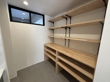 【東京都/府中市緑町】パークハウス府中緑町 キッチン横収納：パントリーとしてもご利用いただけます