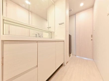 【東京都/調布市東つつじケ丘】リビオつつじヶ丘タワーレジデンス 洗面室：LDKと廊下の両方からアクセス可能！