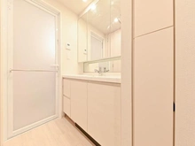 【東京都/調布市東つつじケ丘】リビオつつじヶ丘タワーレジデンス 洗面室：LDKと廊下の両方からアクセス可能