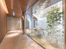 【東京都/調布市東つつじケ丘】リビオつつじヶ丘タワーレジデンス 共用部：花柄のガラスによる高級感のある使用