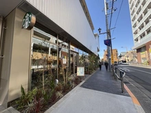 【東京都/調布市東つつじケ丘】リビオつつじヶ丘タワーレジデンス スターバックスフォレストスクエア仙川店（現地より約1,100m）：都内に7店舗しかない、紅茶専門店の珍しいスターバックスになります！