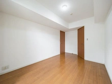 【東京都/稲城市若葉台】ファインストーリアスカイツインズエアリータワー 洋室：約7.1帖の南東向洋室＋ウォークインクローゼット