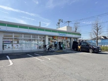 【東京都/稲城市矢野口】レリアコート京王よみうりランドウエスト ファミリーマート 稲城矢野口店（現地より約10m）