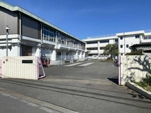 【東京都/調布市布田】ライオンズヴィアーレ調布 布田小学校（現地より約590m）：