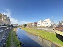 【東京都/調布市国領町】アトラス国領サウスタワー H棟 野川（現地より約50m）：自然豊かで落ち着いた住環境