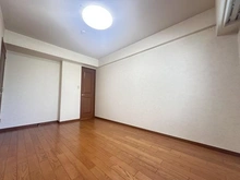 【東京都/調布市国領町】ヒルズ・グランウェイヴ調布国領 洋室：約7.1畳・床暖房付
ウォークインクロークローゼット付